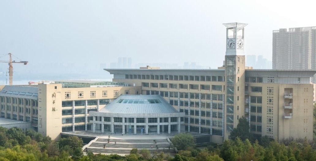 “少年自当扶摇上，揽星衔月逐日光。”
WUSTer们，早安呀
（图源：新媒体中心