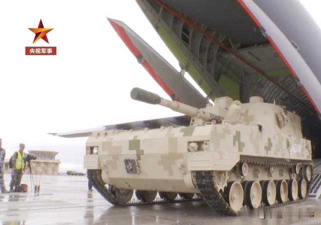“中国空军的“胖妞”越来越多，它可以空运坦克（96A一辆、15式黑豹2辆）、04