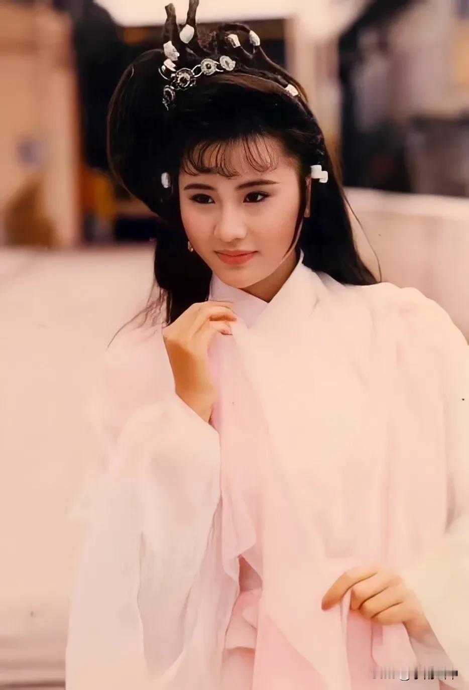1990年《傲剑春秋》剧照
邵仲衡一魏卫忌
钟淑慧一薛萦
李国麟一田文
吴咏红一