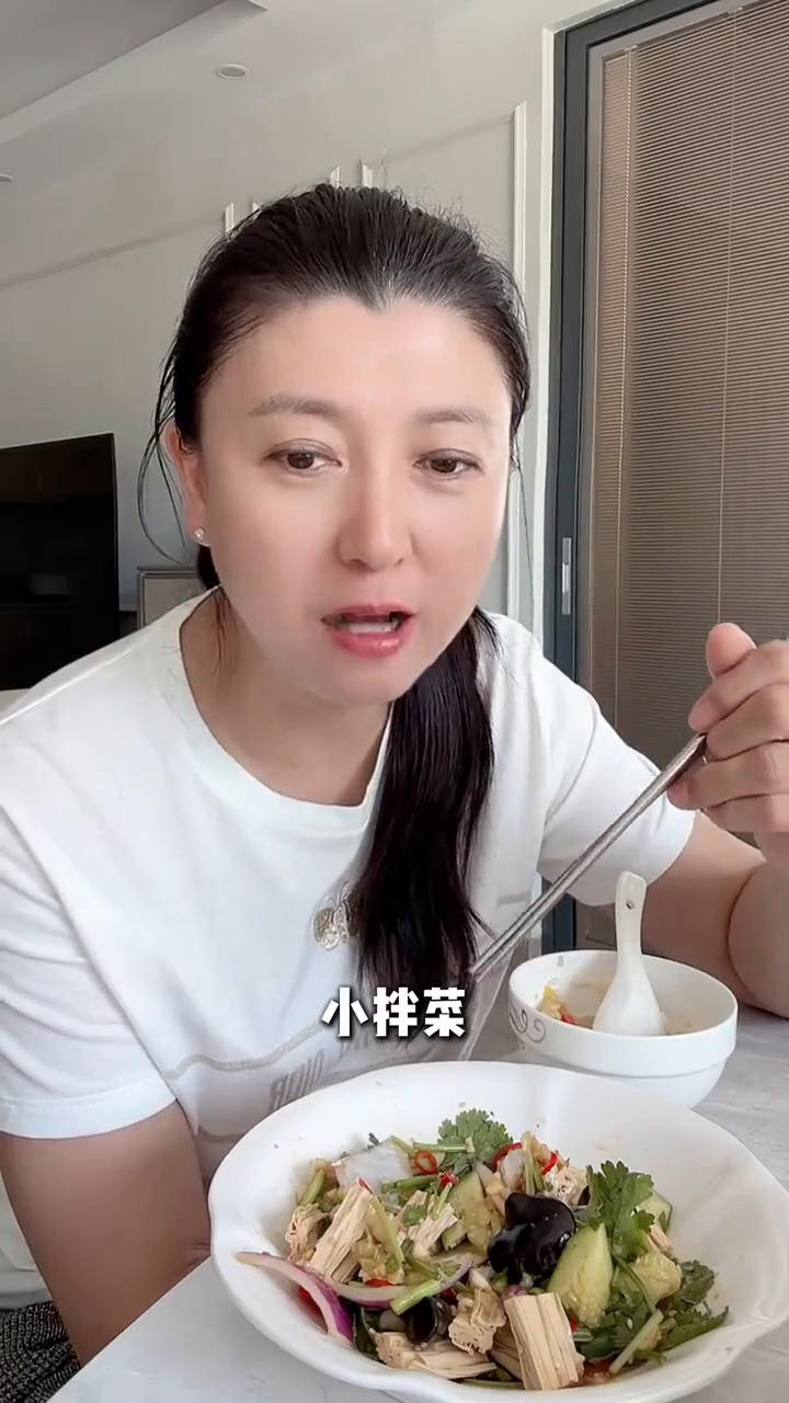 闫学晶：看看大明星每天吃什么？
这是我家小拌菜，看看我吃的饭。这是鱼汤里的菜，这