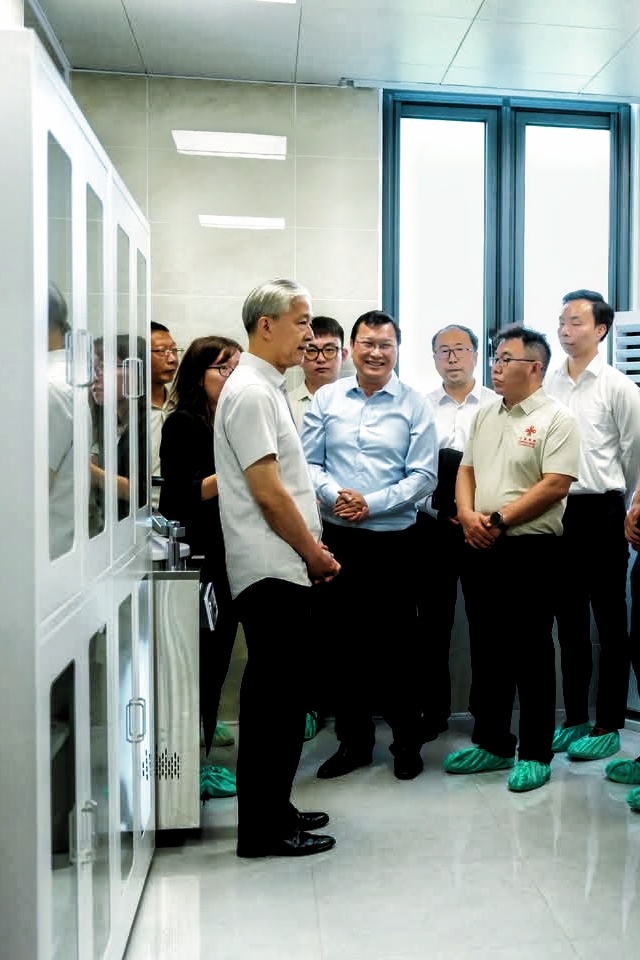 正面看衣服挺小，侧面一看感觉还行 