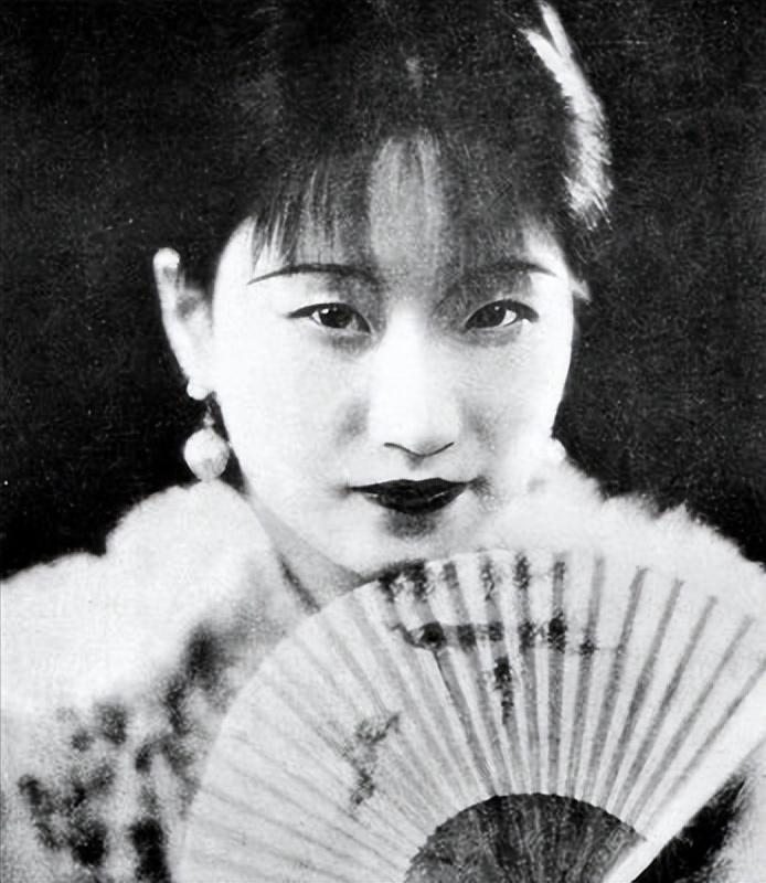1965年，62岁的陆小曼去世，翁瑞午的长女翁香光闻讯前来祭奠，四下无人时，她迅
