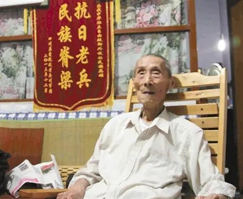 1942年，黄士伟在路上埋60枚地雷阻击日军，准备预测日军会停下的地方时，他突然