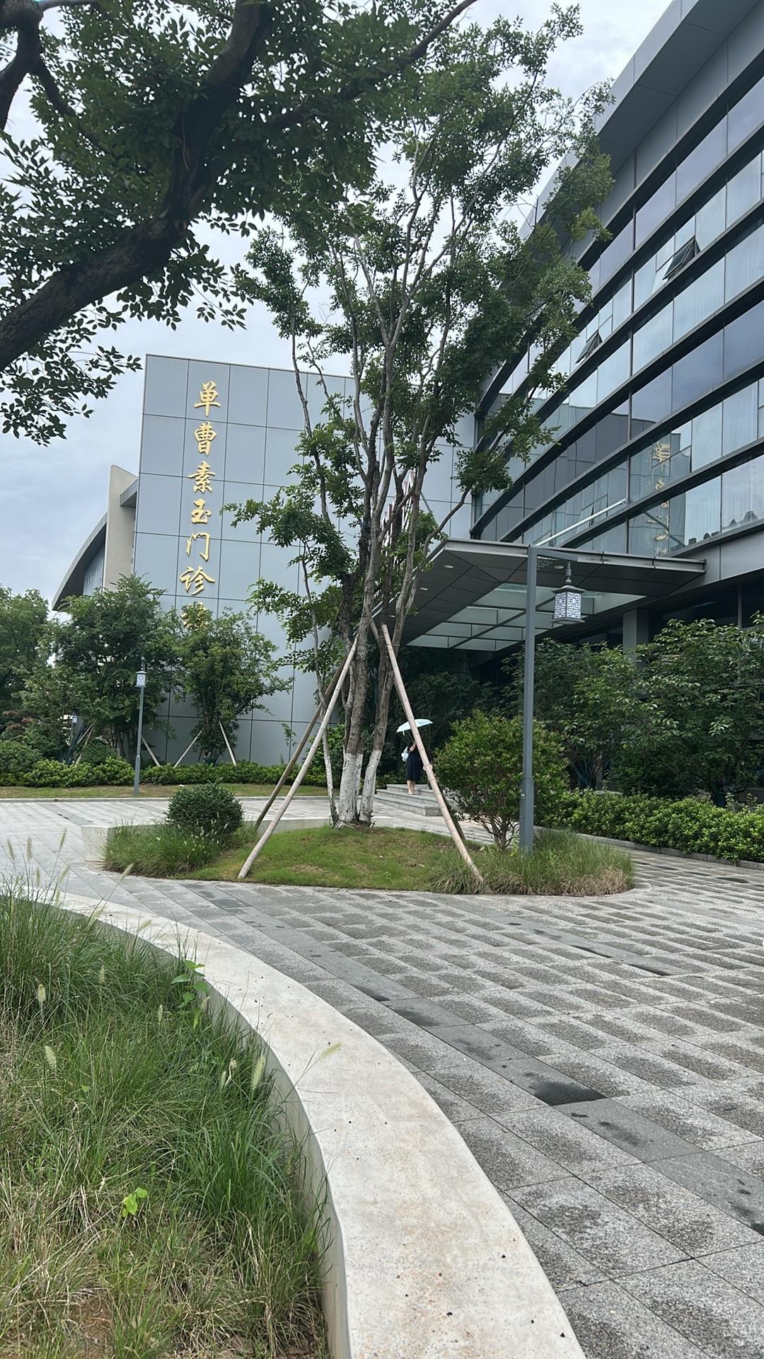 拔完针，我扶着墙，一脸虔诚地问医生：“大夫，我还能开车吗？”他推推眼镜，憋着笑：