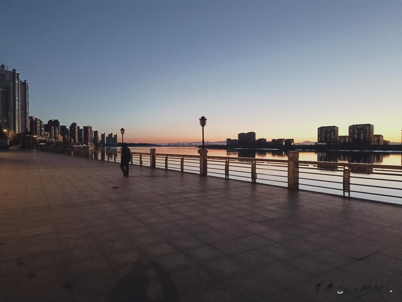 这就是边境小城沿江美丽的日出。每天看到时似乎没有什么感觉，但是当你离家很久再回到