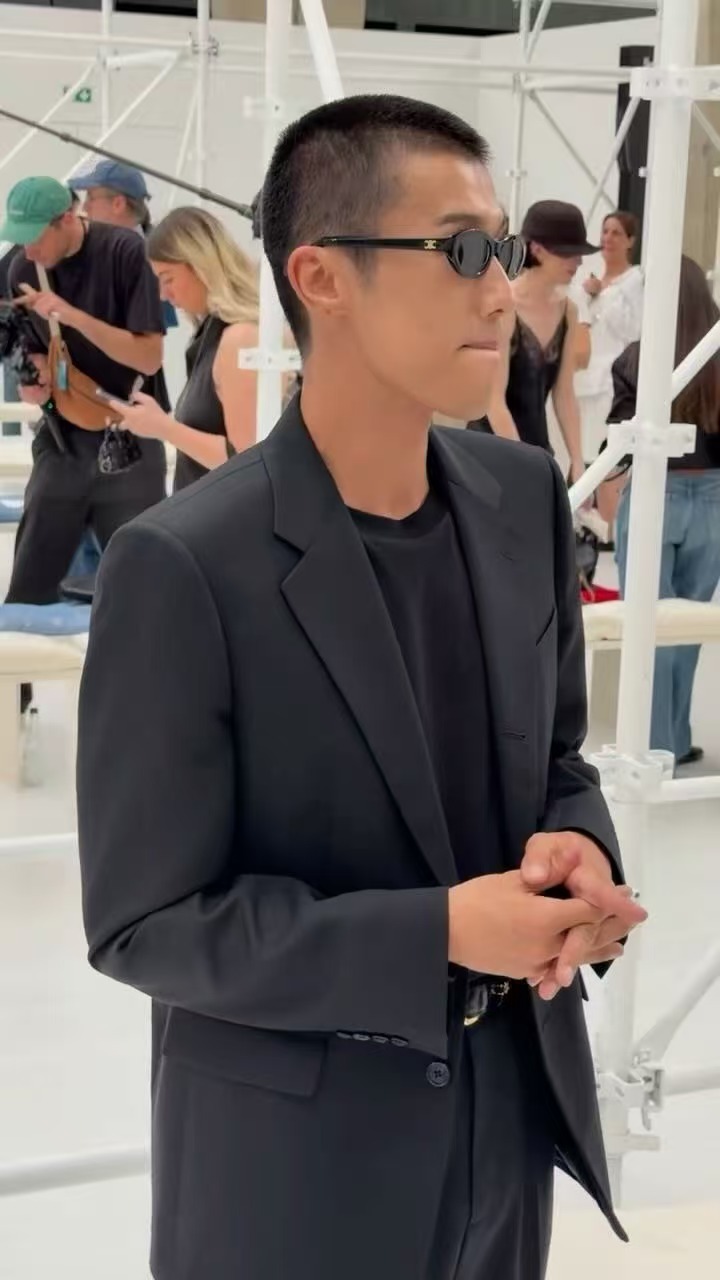 周游巴黎时装周巴黎男装周 周游作为CELINE2027春夏男装秀中国唯一受邀男星
