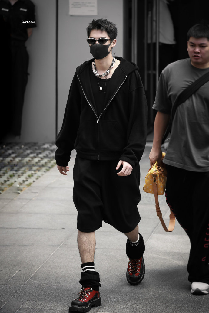 王鹤棣回归《你好星期六》allblack+大项链+墨镜+袜套酷盖出街！！ ​​​