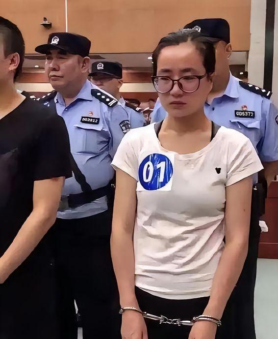 2019年，正在读硕士的杨春燕，在教室上课时被警方带走。老师一脸惊讶地说：“是不