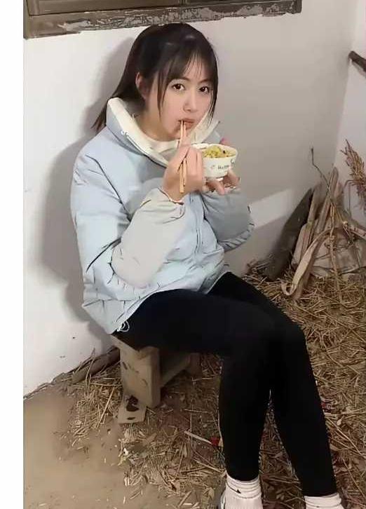 回村里相亲。
她爸说，彩礼15万。
他毫不犹豫的就同意了。
有人说，她一个村姑，