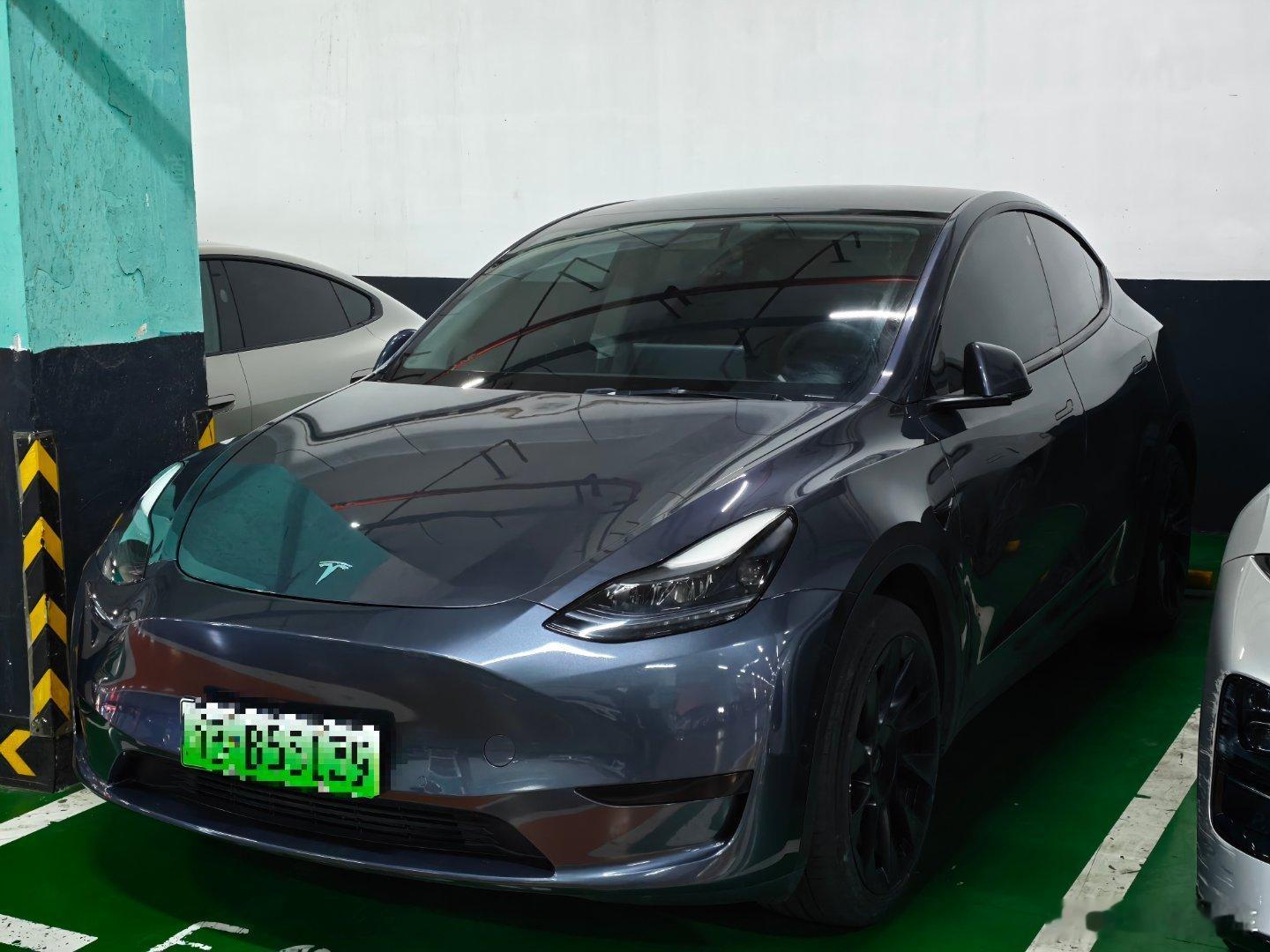 给老粉找了一台极低里程的特斯拉model Y 22款 2.7万公里 哈哈哈哈 这