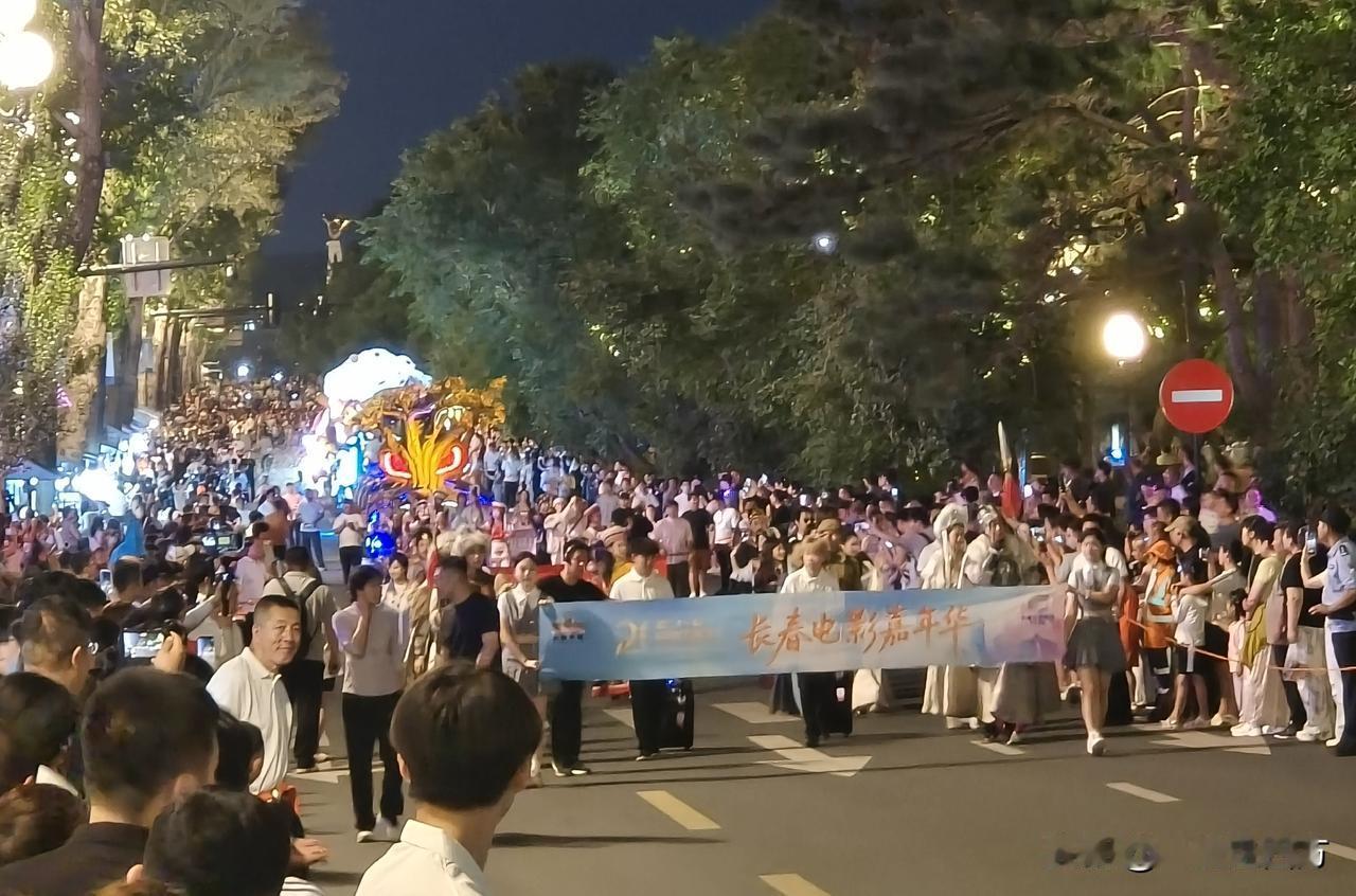 长春电影节开幕前夜，新民大街上演电影主题花车巡游[灵光一闪]