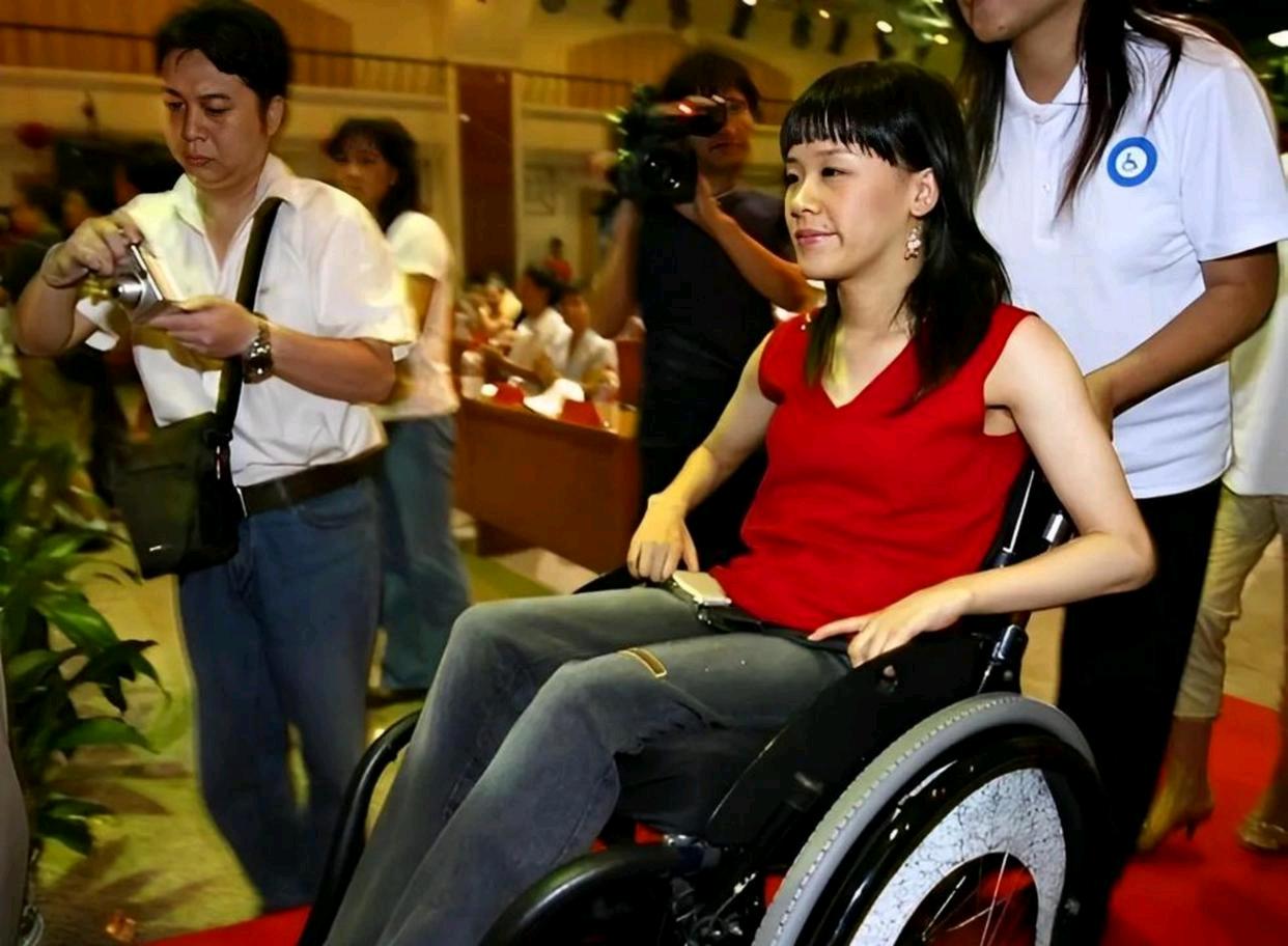 1998年，桑兰瘫痪后拿到了1000万美金的赔偿。就在这个时候，照顾了桑兰9年的