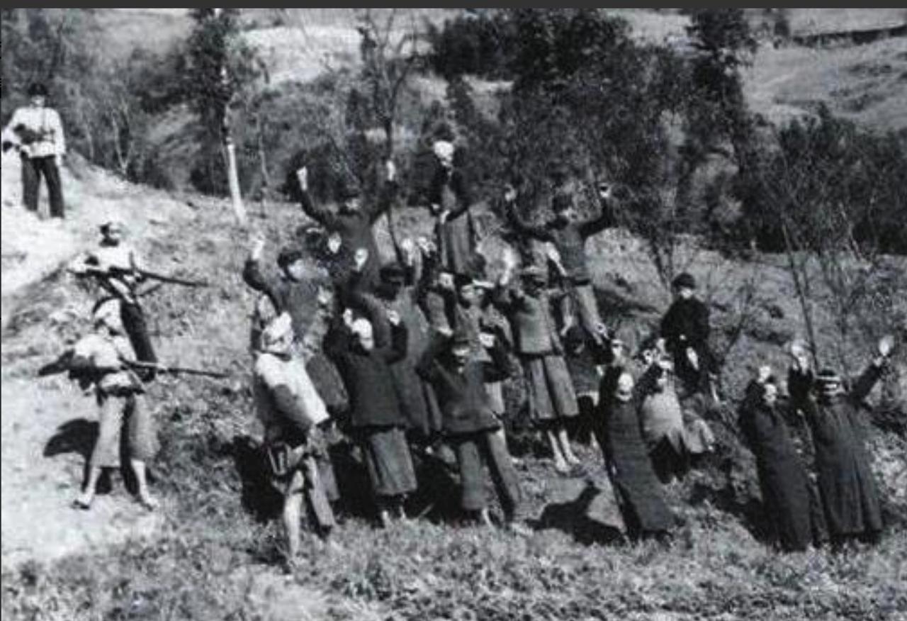 1950年，我军剿匪时，战士当众紧盯尼姑胸口，排长怒斥要关他禁闭！他却低声说："