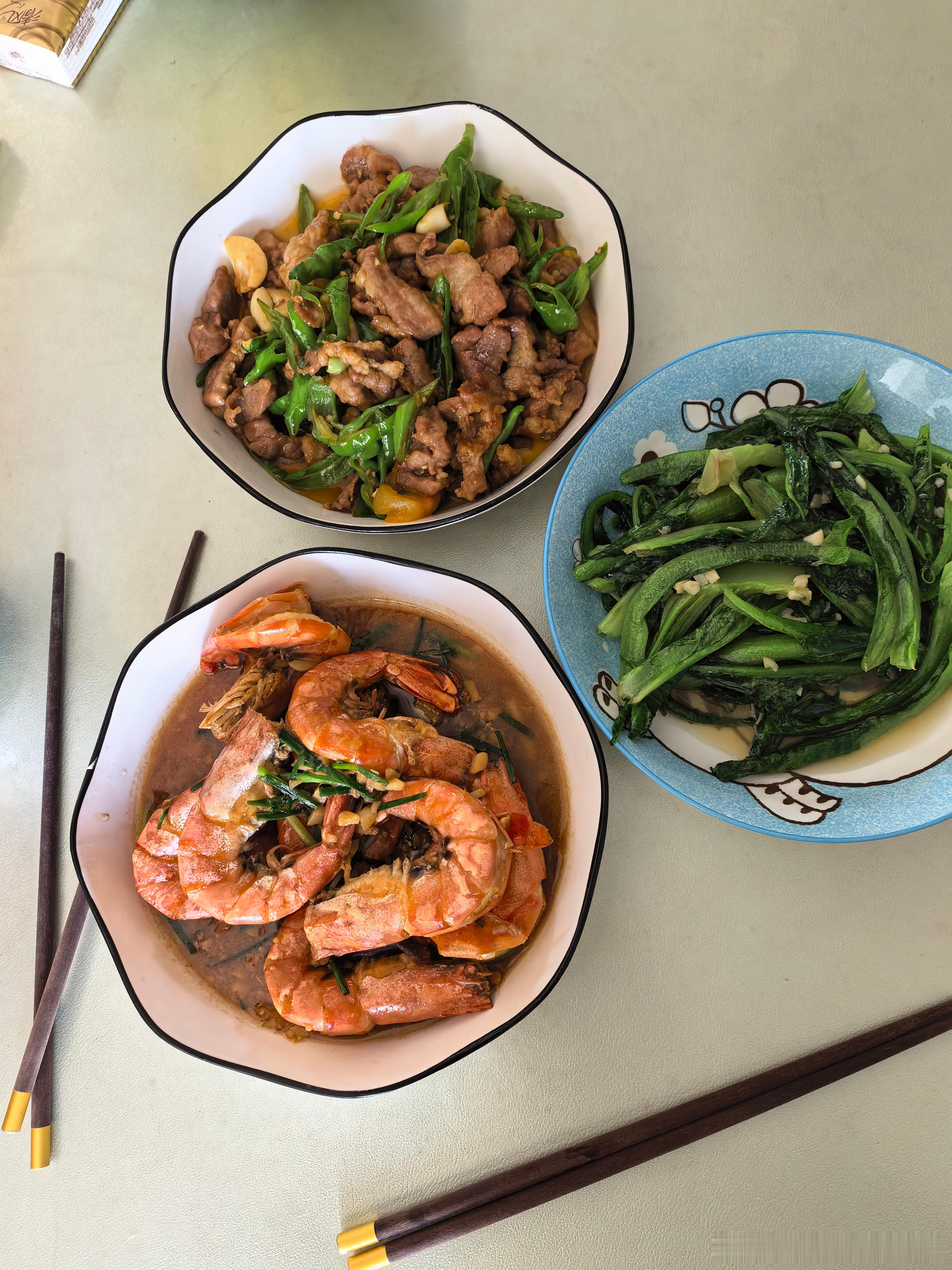 青椒炒肉丝。蒜泥油麦菜。虾是合伙人网上买的今天上午快递刚送上来。本来不烧的。他说