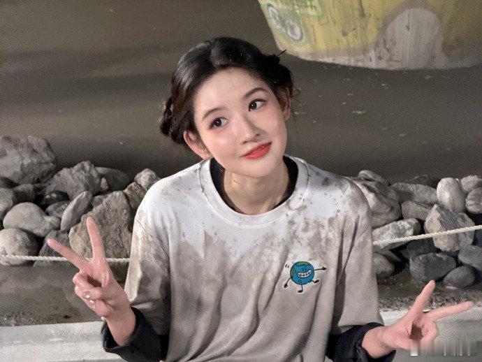 王玉雯嫌弃到翻白眼 从前辈到同伴都童心未泯，玩闹起来停不下来。王玉雯一脸无解，直