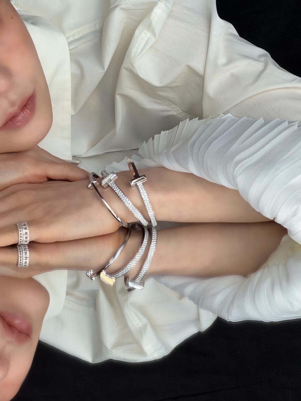 韩版Marie Claire 在三月迎来创刊三十三周年，杂志透露第一位封面人物局