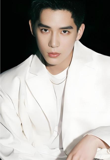 2018年，杨天真签下19岁播音主持专业的王安宇，工作人员不解:“为什么要签他，