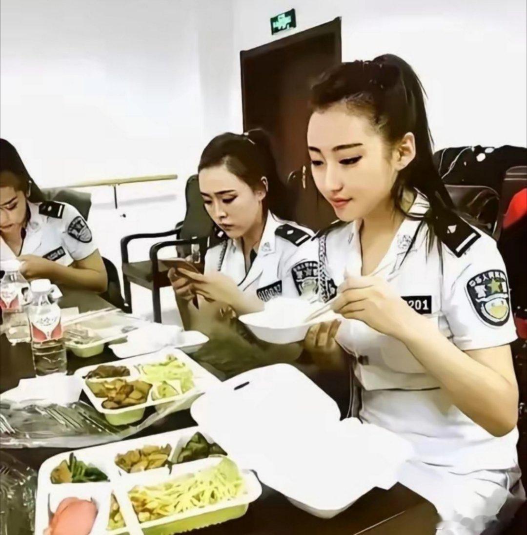 不懂就问，这制服是正规军的吗？[并不简单] 
