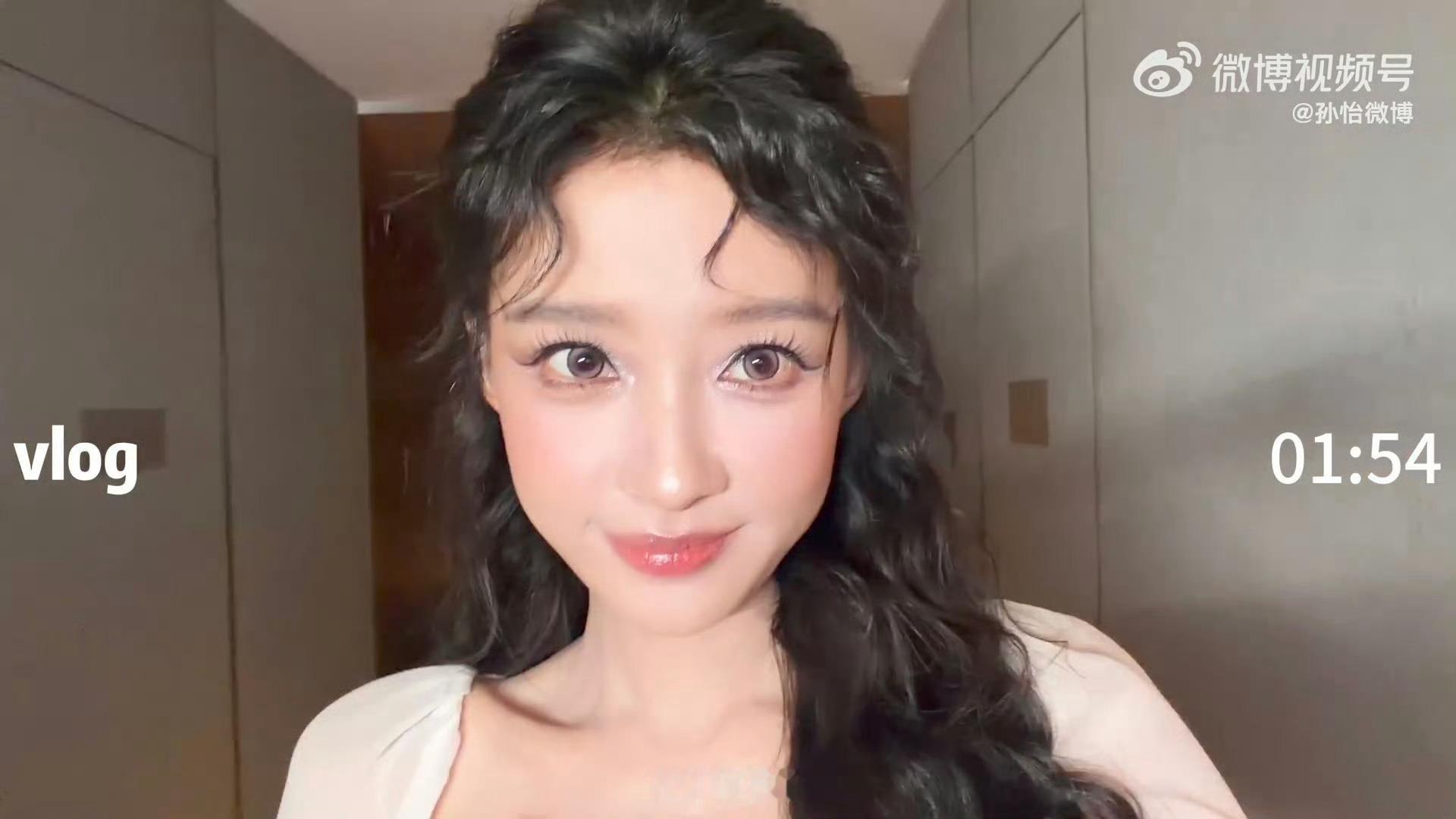 孙怡全新羊毛卷氛围感拉满，撒娇求夸赞灵动俏皮，温柔甜妹既视感 孙怡我好萌快夸孙怡
