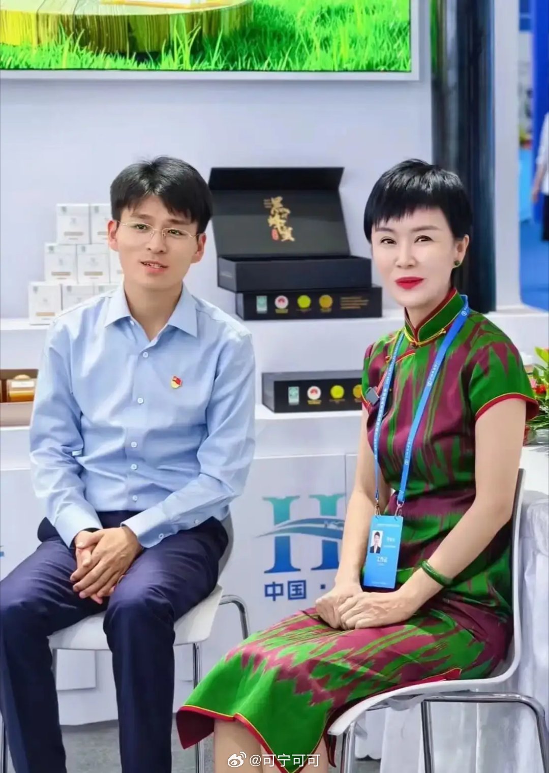 明明贺娇龙还那么年轻，现在白发人送黑发人，妈妈应该很伤心！贺娇龙爸爸已经去世了，