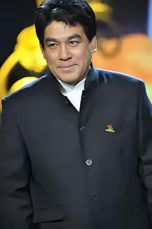 朱时茂给陈佩斯转了100万，就附了一句话："钱不多，能帮衬点是点。"没有打电话，