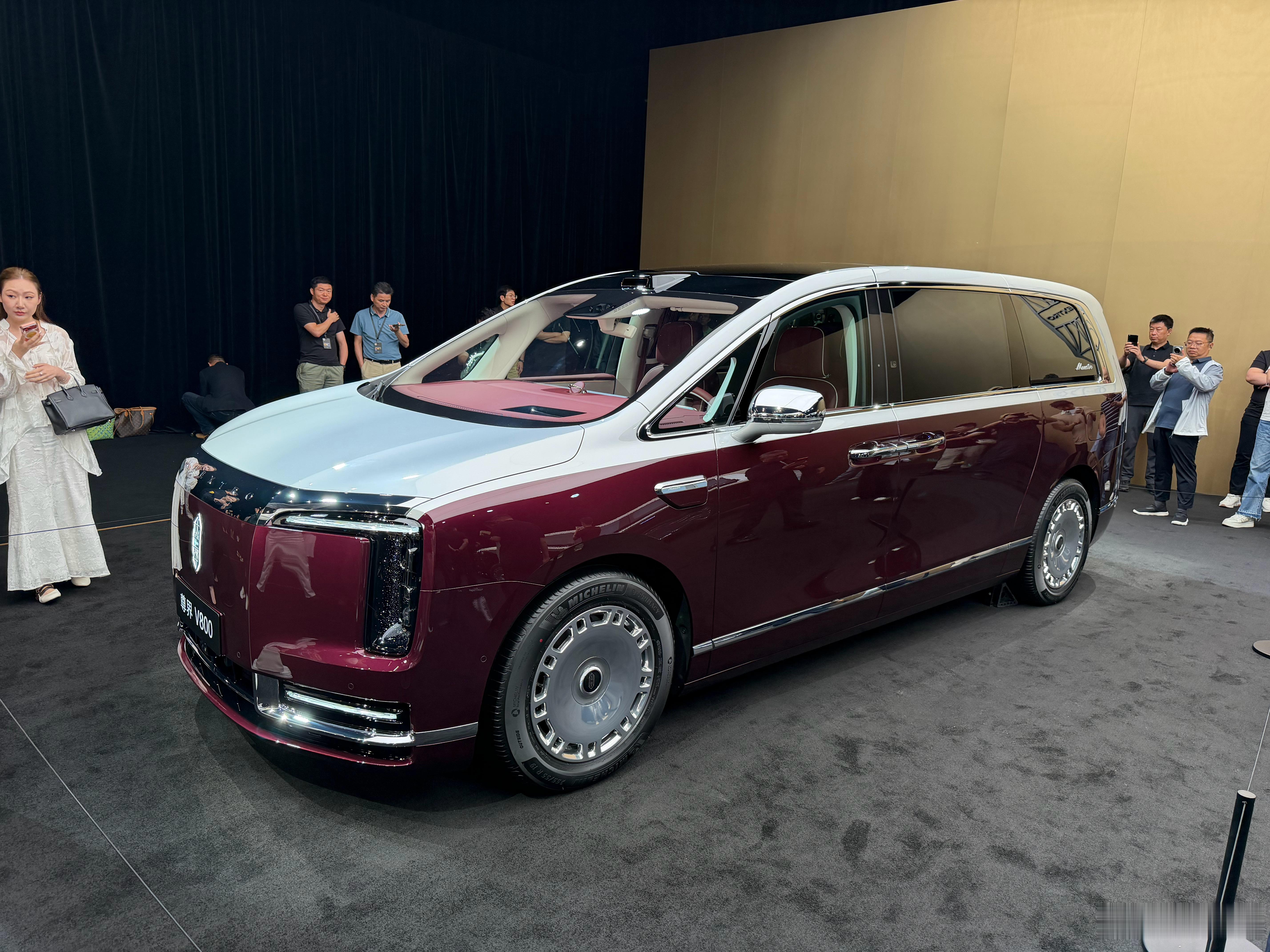 尊界V800全球最大MPV尊界V800正式开启预售，预售价格80至120万，尊界
