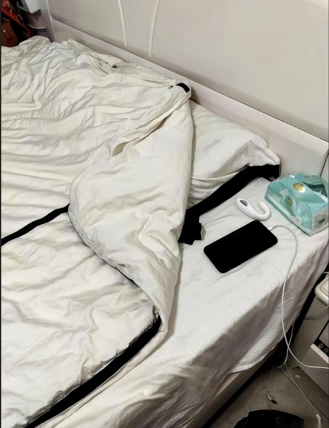 今天给老客户家里打扫卫生，卧室床头柜上摆着个银白色圆柱形的东西。没见过这物件，搁