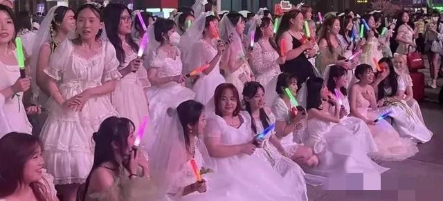 王源演唱会结束之后，婚纱商家被搞崩溃了，大量的粉丝退货甚至仅退款。


王源演唱