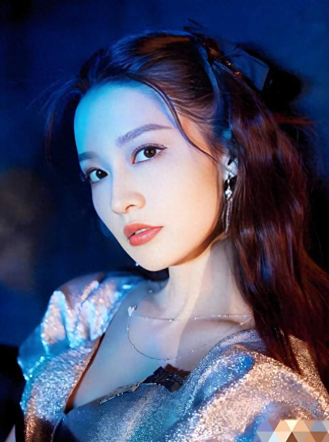 李沁出席线下活动，身材又瘦又小驼背没气质，生图干瘦下垂显老