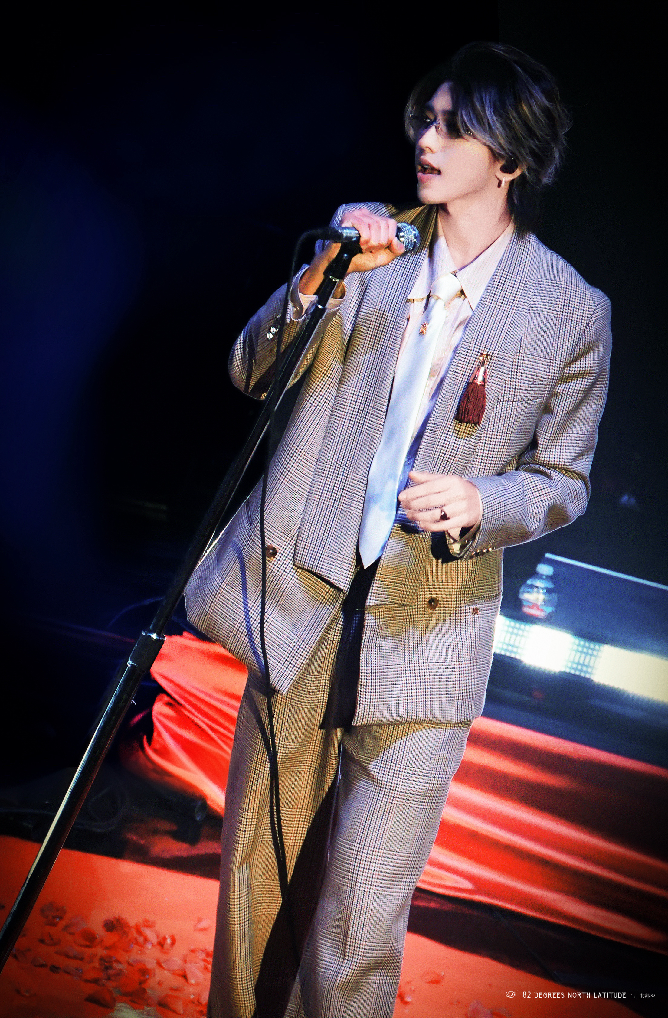 蔡徐坤2026KUN全球巡回演唱会 DAY 2 旧金山站舞台造型，身穿 AMIR