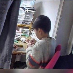 山东枣庄有位孙女士最近可真是又气又无奈——她8岁的儿子竟然把爸爸送的结婚纪念日金