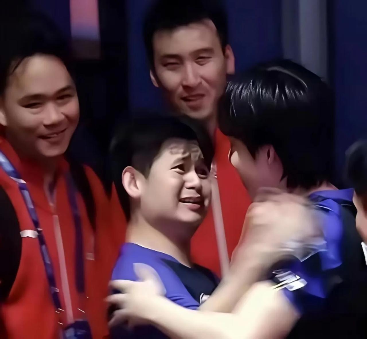 林诗栋笑翻众人，赢球后一副“野马分鬃”式急切表情冲向王楚钦

林诗栋赢下比赛后，