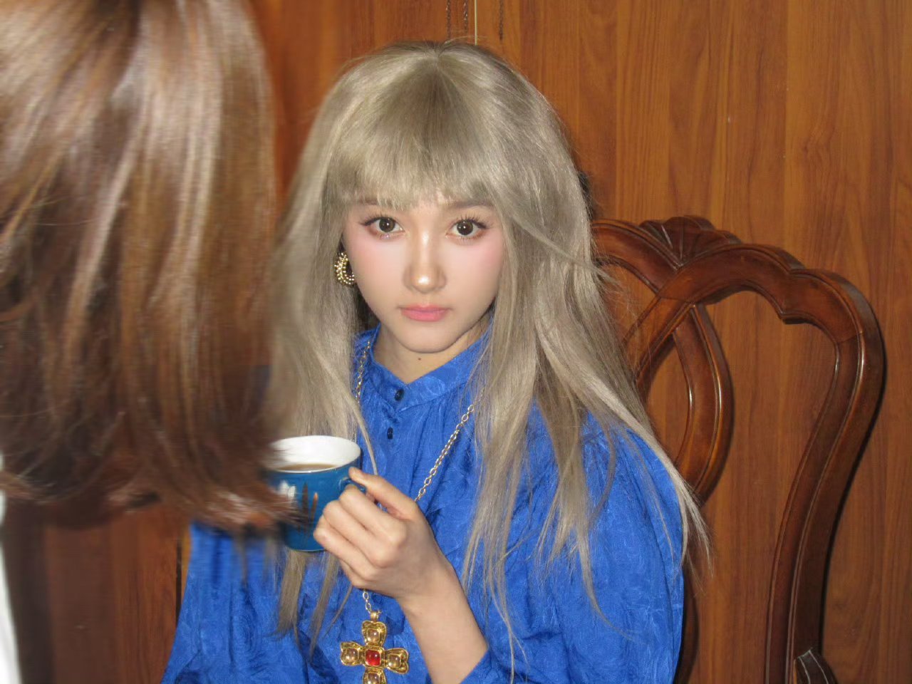 关晓彤开年刊造型花絮照，看的出她是公主