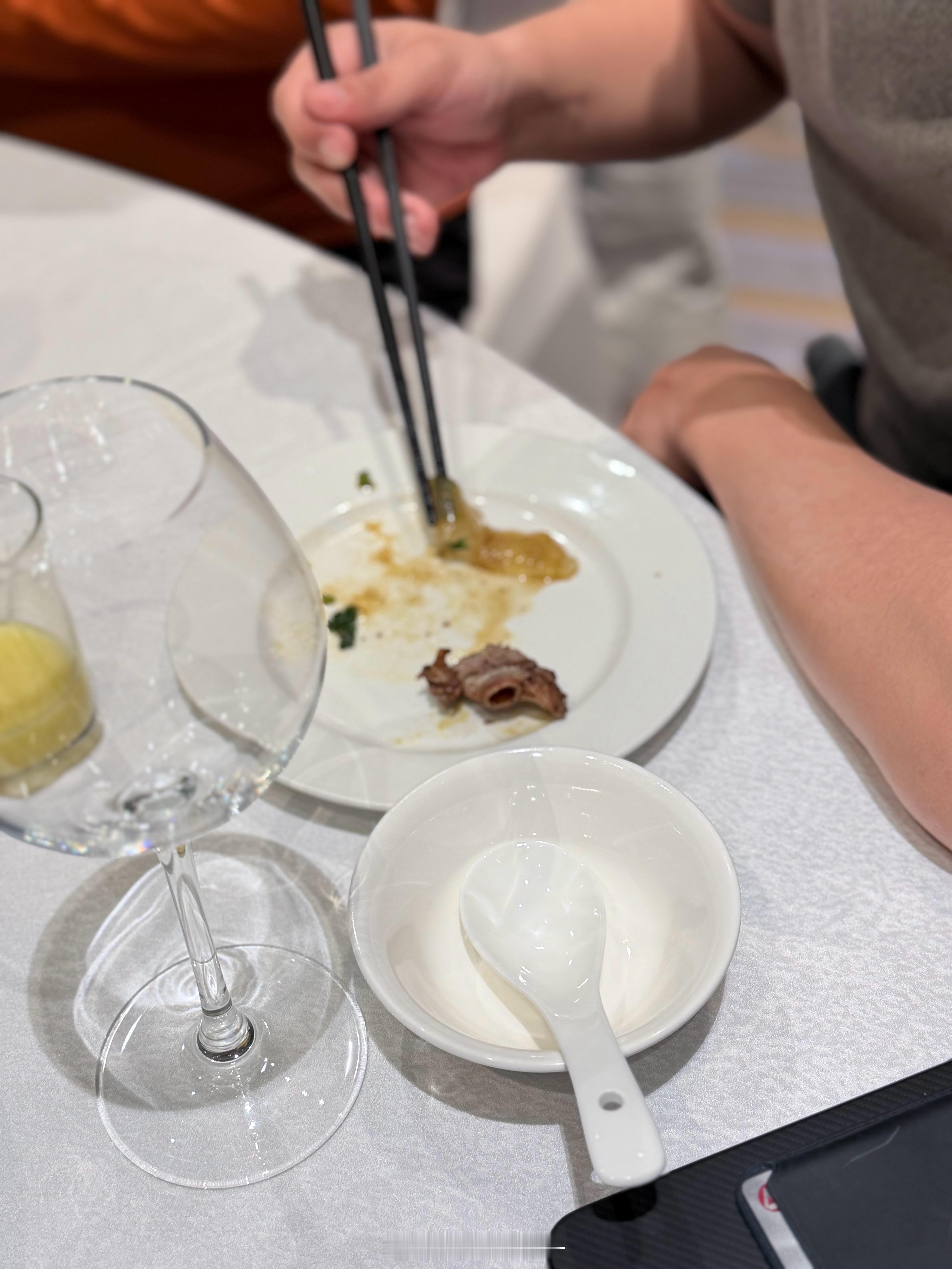 我今天才知道北方人和南方人吃饭就能看出区别北方人：吃饭用碟子吃南方人：吃饭用碗，