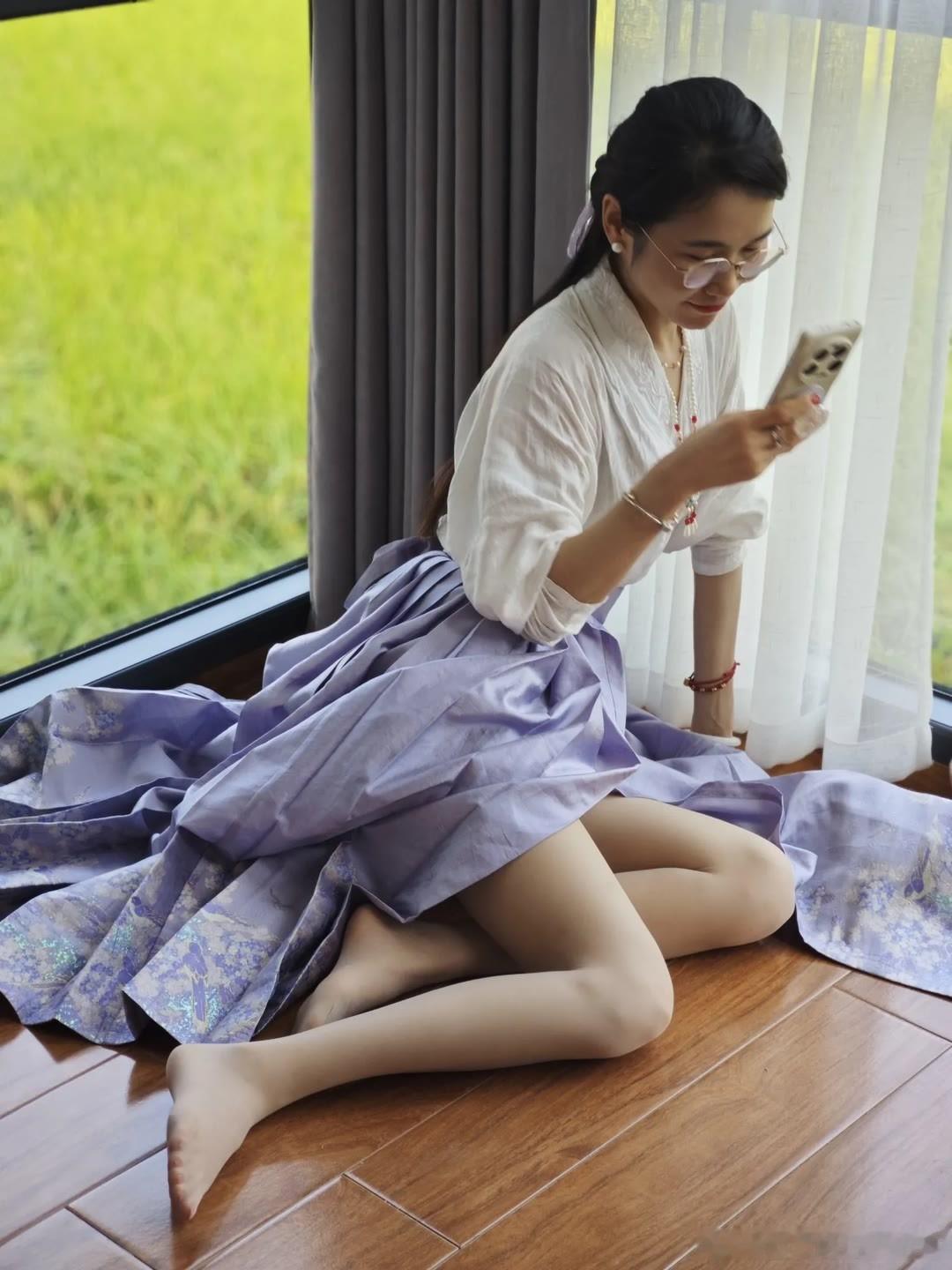 戴眼镜穿丝袜，体验乡村生活～ ​​​