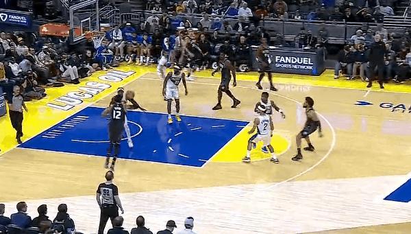 隔扣！杜伦这球有魔兽的味道了！
在今天NBA常规赛活塞对阵步行者的比赛的第三节比