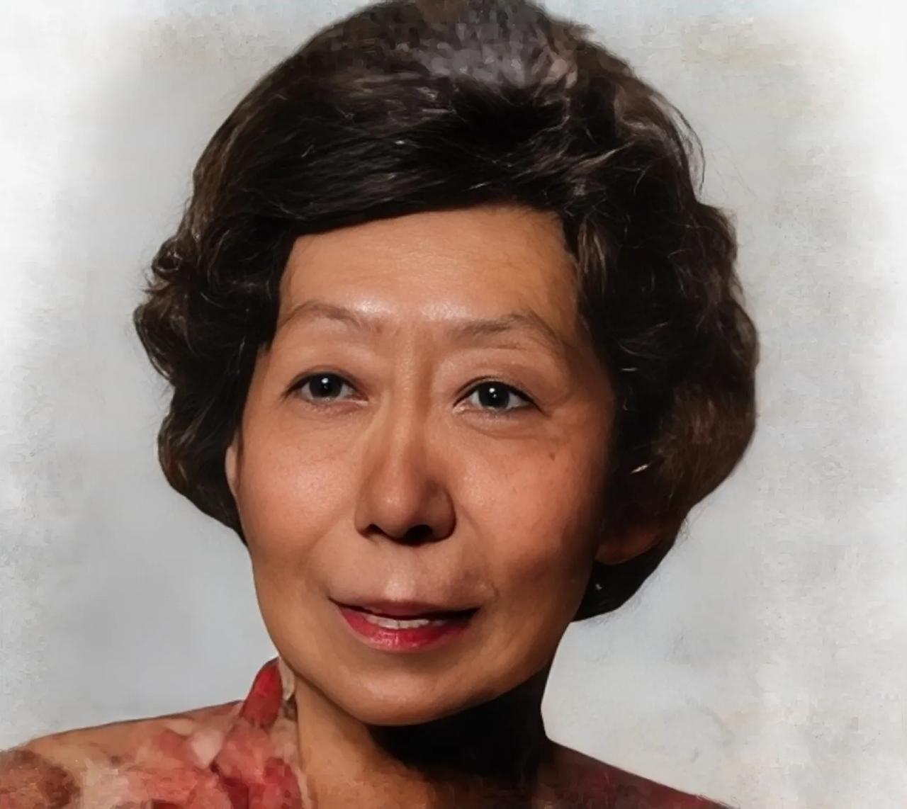 90年代初，晚年的张爱玲，留下了一张罕见的留影。照片中的她五官和年轻时候相比，看