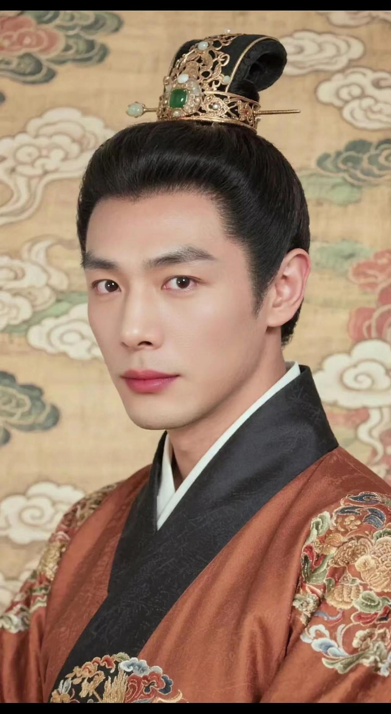 重着汉家衣，再续千年魂！云纹暗涌，锦袍生辉✨，一袭汉服拂过千年尘埃📜。不是复刻