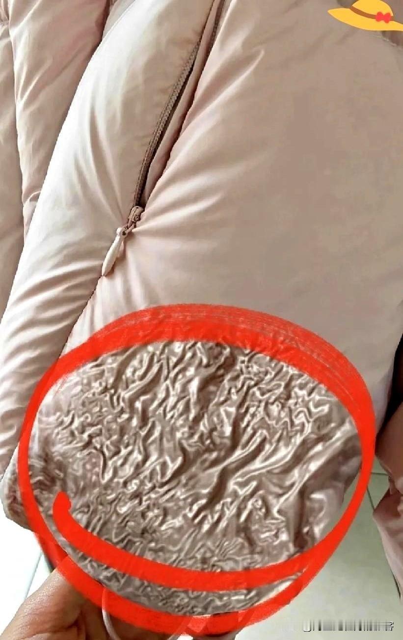 我对着那件一千多的羽绒服，吹了整整五分钟。

眼睁睁看着那块水印，从一个硬币大，