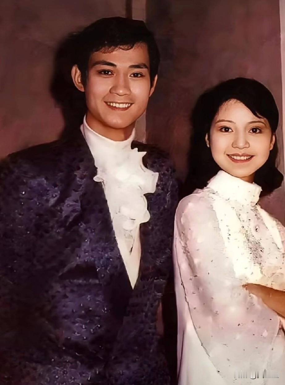 这张照片拍于50多年前，左边穿着复古礼服的年轻小生，后来成了家喻户晓的秋官，右边