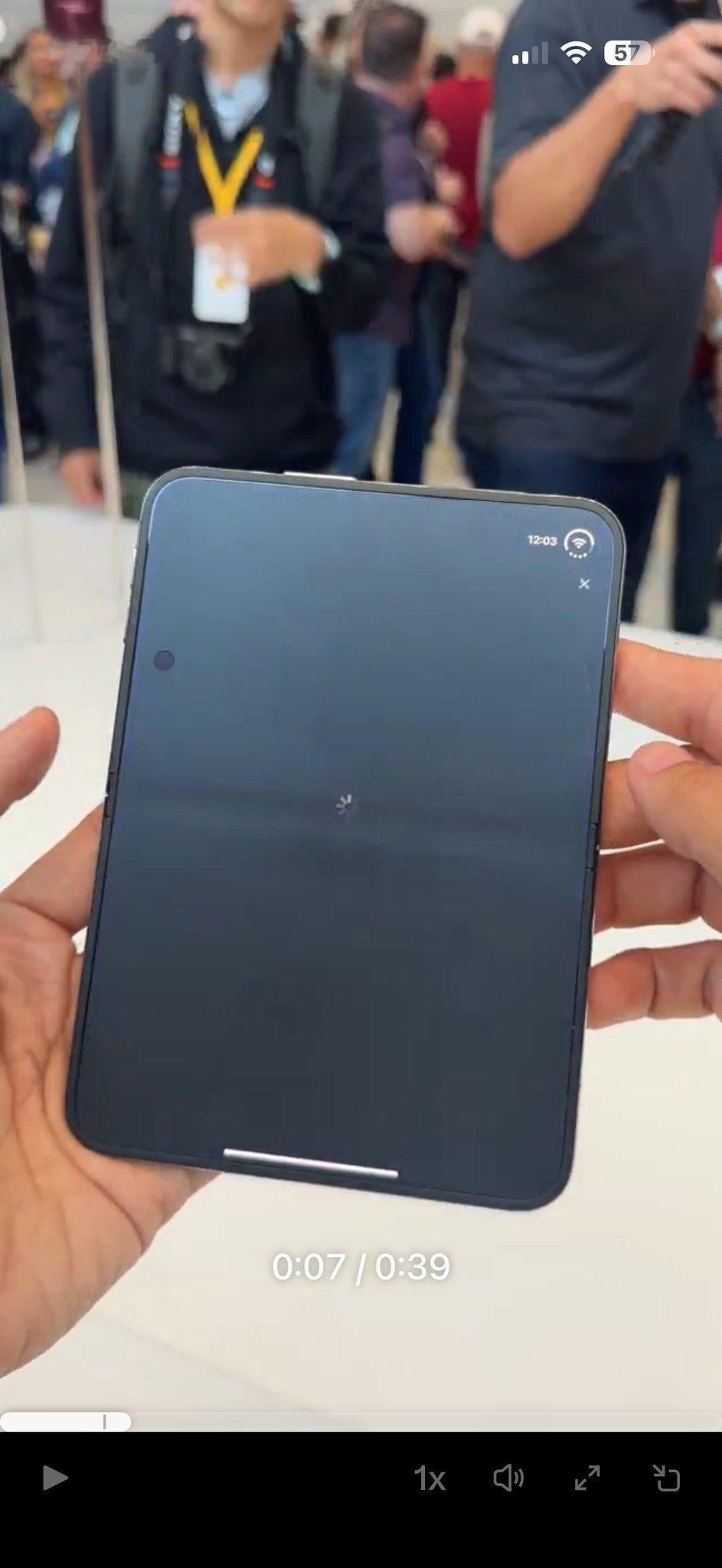 看了几个 iPhoneDuo折痕 的视频，苹果用磨砂质感的屏幕很讨巧，通过降低反