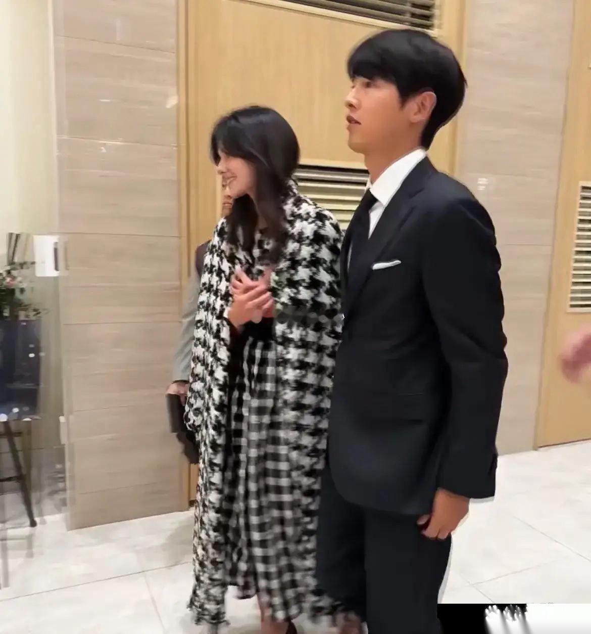 宋仲基携二婚老婆现身，韩国欧巴终究逃不过浮肿，不过他老婆颜值不输宋慧乔！ ​​​