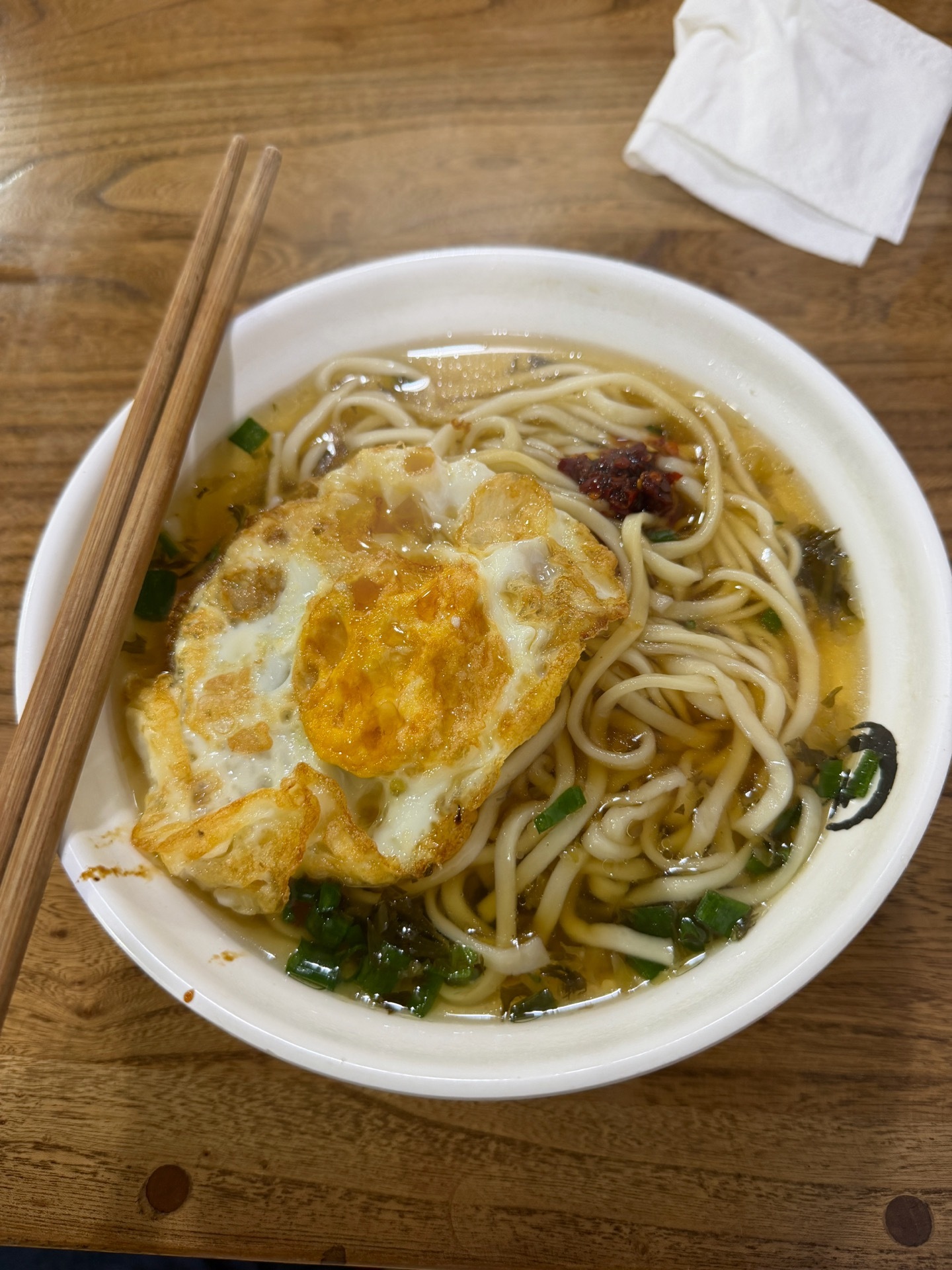清晨出门，地面是微湿的，空气里弥漫着雨后特有的清新——那种润润的、带着泥土和草木