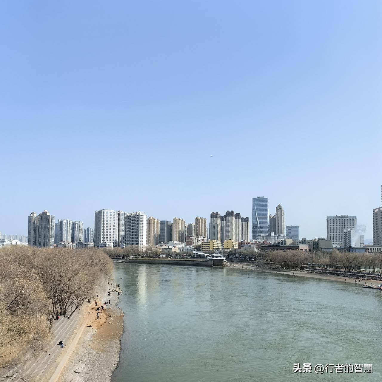 春风吹进黄河兰州段，春日风光无限好 黄河岸边赏美景 黄河岸边风景线