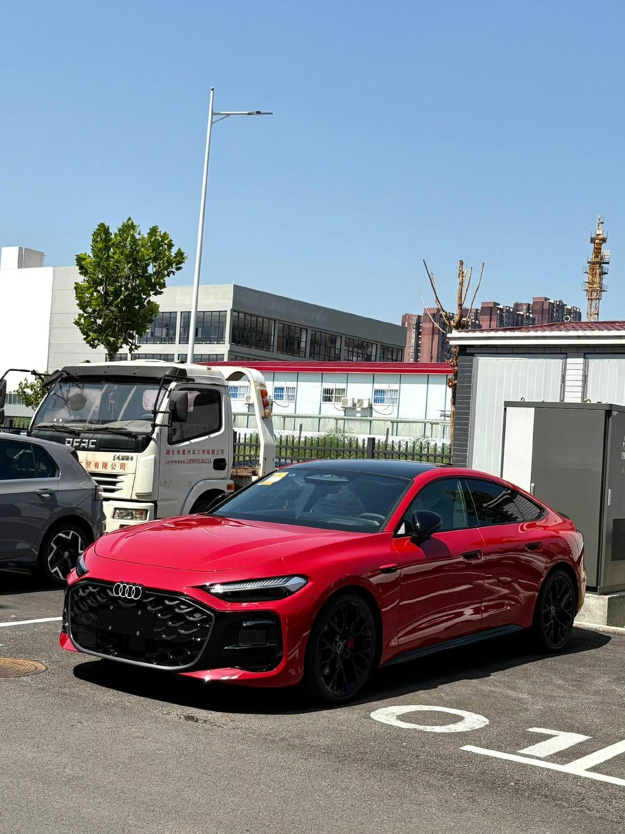 上汽奥迪A5L Sportback首发限量款大红色，也就是“竞速红”，经典黑红搭