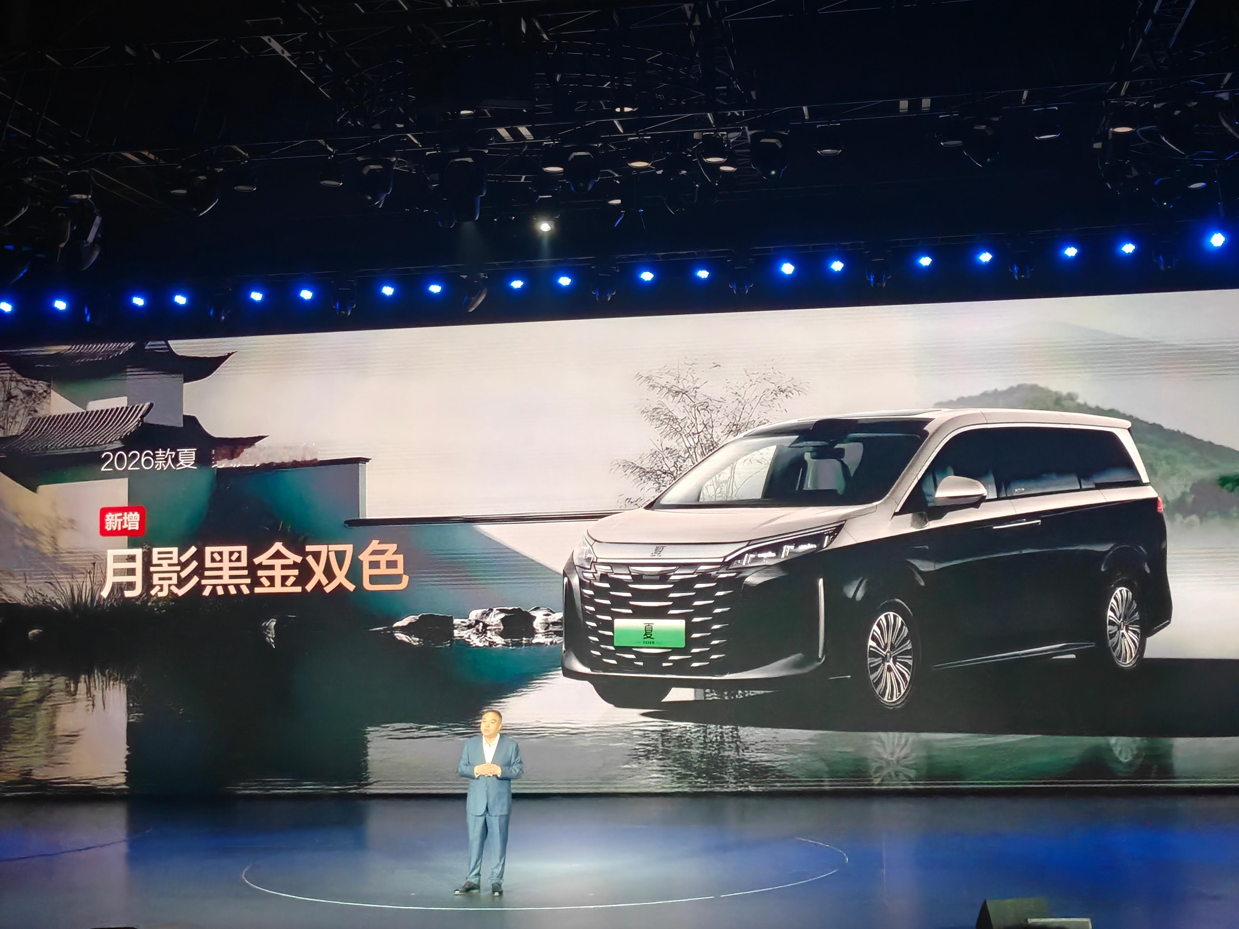 果然，王朝网还是真的很听劝。年初的时候，很多用户说需要双拼色车身，这不来了。而且