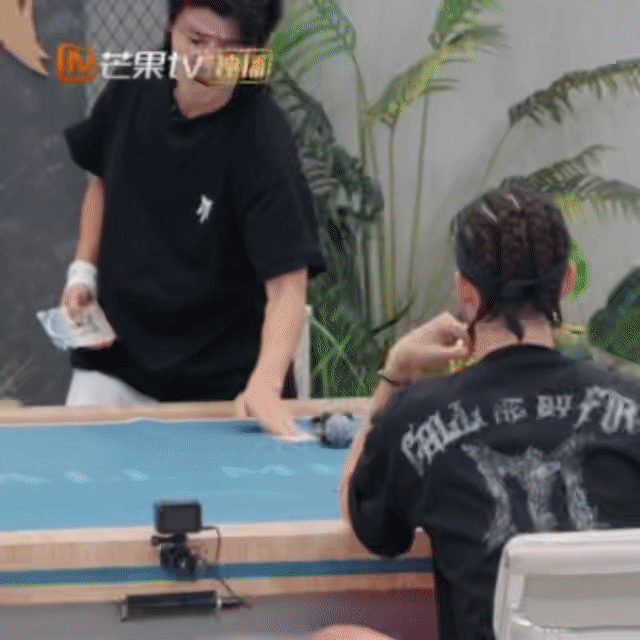 张晋两张牌杀死比赛 最新一期《披荆斩棘》今天又更新啦！再度ALL IN上身，抽盲
