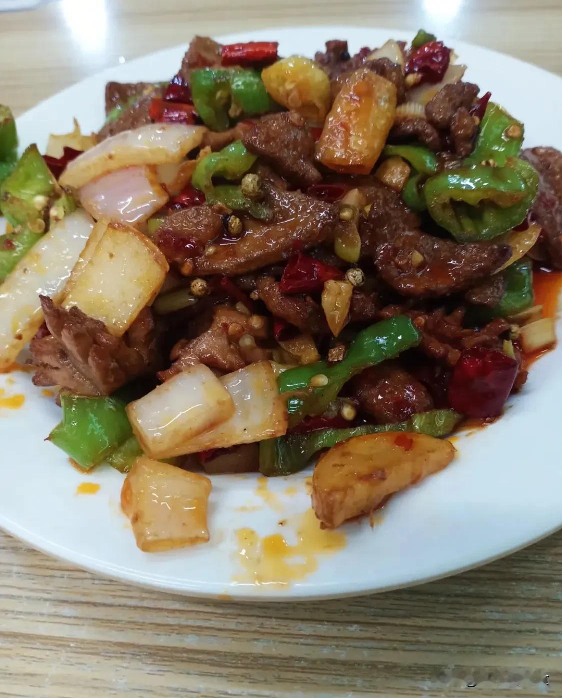  在新民路附近几十年的老馆子了，今天和同事来这家馆子饱餐一顿，店面其实不太起眼 