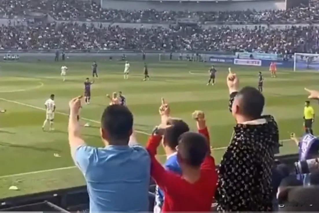 有一说一，这次还真不能全怪韦世豪！
  先是津门虎球迷对着韦世豪等蓉城球员做出侮