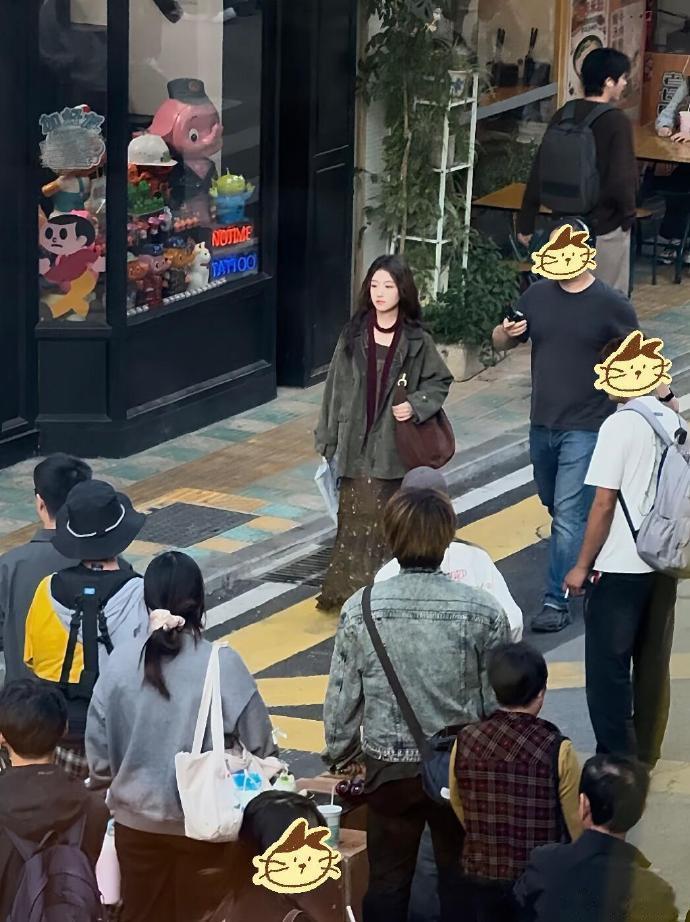 刘昊然李兰迪街头日系感 刘昊然李兰迪新剧街头拍摄，充满日系感，好有感觉的两个人 